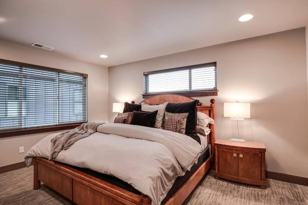 Luxury Townhome On The Park With Bridger Mtn Views ボーズマン エクステリア 写真