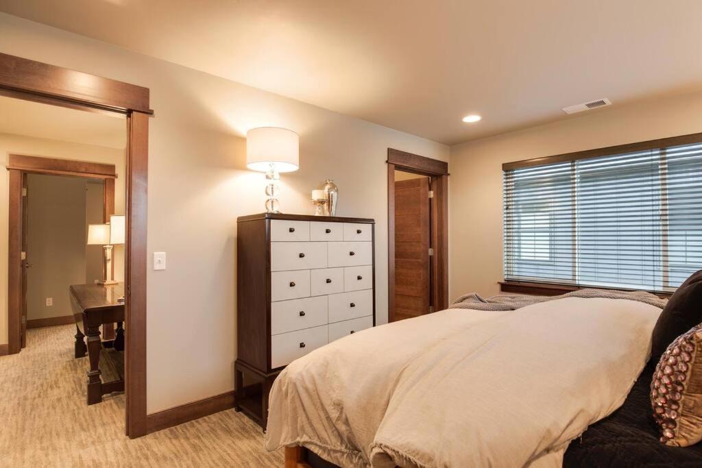 Luxury Townhome On The Park With Bridger Mtn Views ボーズマン エクステリア 写真