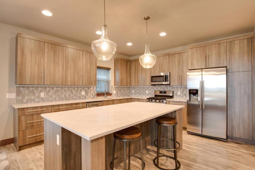 Luxury Townhome On The Park With Bridger Mtn Views ボーズマン エクステリア 写真