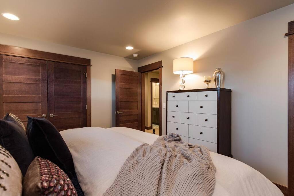 Luxury Townhome On The Park With Bridger Mtn Views ボーズマン エクステリア 写真