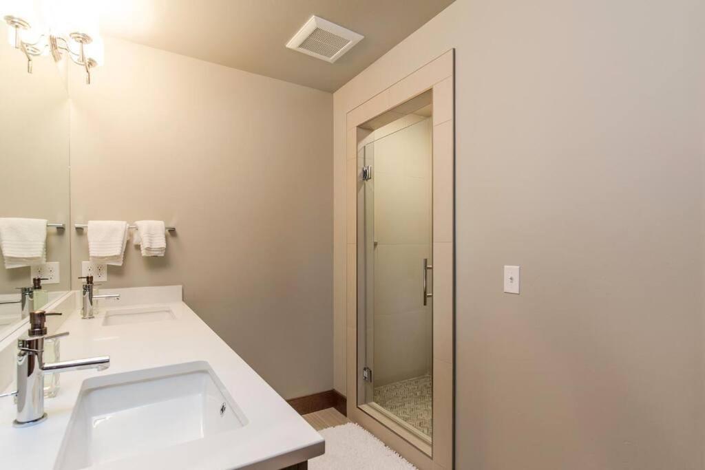 Luxury Townhome On The Park With Bridger Mtn Views ボーズマン エクステリア 写真