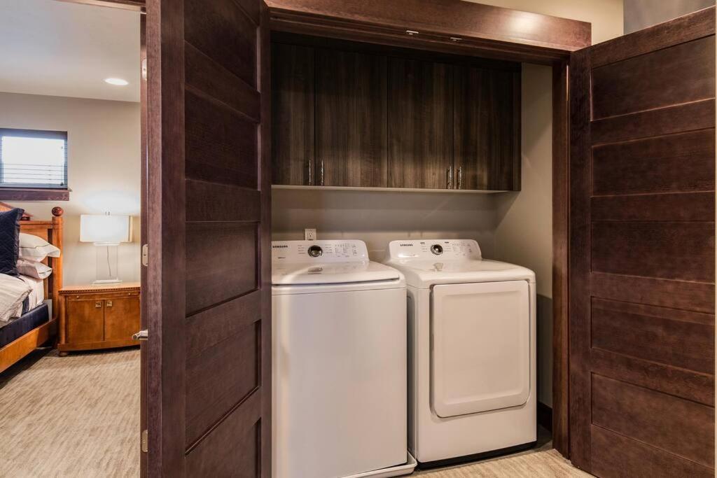 Luxury Townhome On The Park With Bridger Mtn Views ボーズマン エクステリア 写真